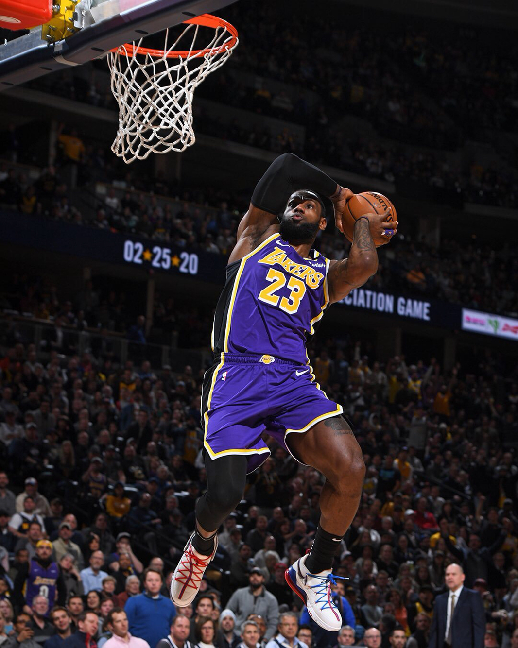 NBA新秀杨瀚森直播引10万人围观同款球衣溢价至近万元四年薪资或超2000万美元
